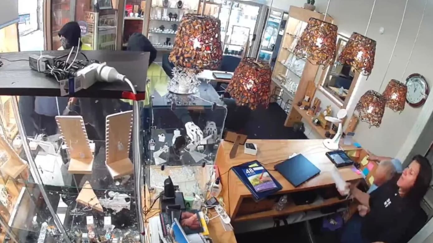 澳洲三匪光天化日劫珠宝店 男店主遭锤击送院