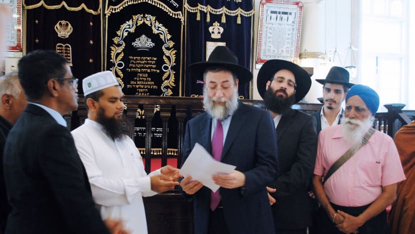 Imam visits synagogue to apologise for comments