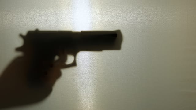 芭堤雅醉酒警员当街开枪 大麻店主劝阻反遭击毙