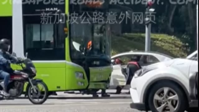 轿车与公共巴士相撞 八人送院治疗
