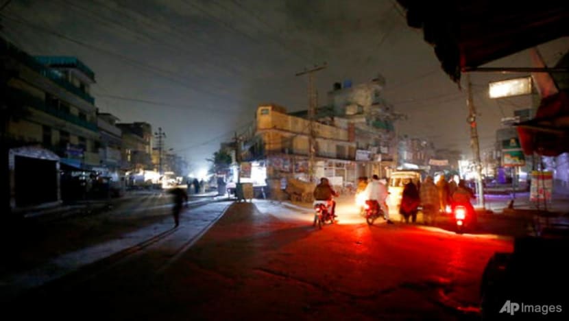 Massive power outage leaves Pakistan in the dark