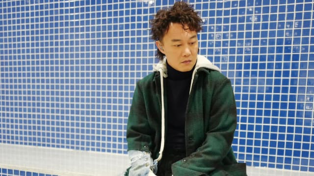 打网球中暑晕倒　陈奕迅下巴撞地缝30多针
