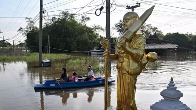 泰国大城府饱受洪水侵袭 古迹寺庙被浸泡水中