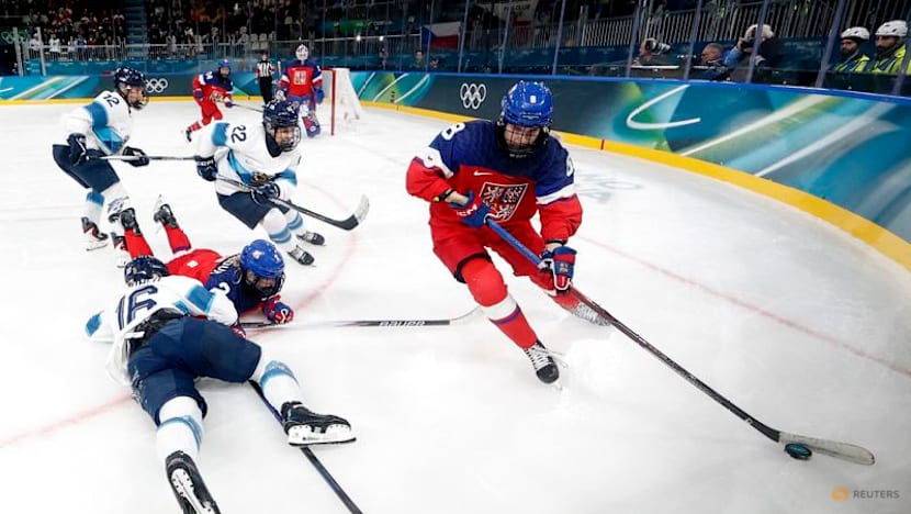 Ice hockey-Czechs get off the mark as Sweden sail into quarters