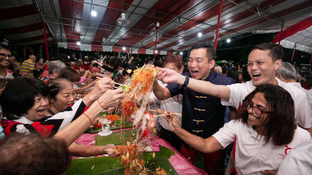 女皇镇居民同议员蔡瑞隆 户外捞鱼生庆人日