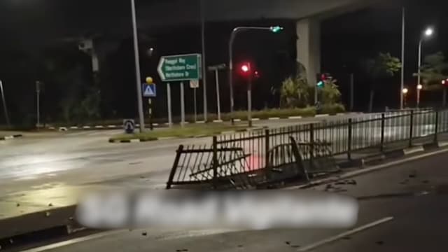 奔驰深夜撞飞路中央栏杆 一人受轻伤