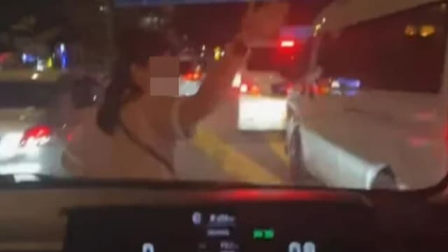 为狮城车牌客货车开路 新山关卡再现“挡车大妈”