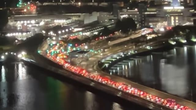 新柔长堤周一狂塞车 凌晨3点已变“停车场”