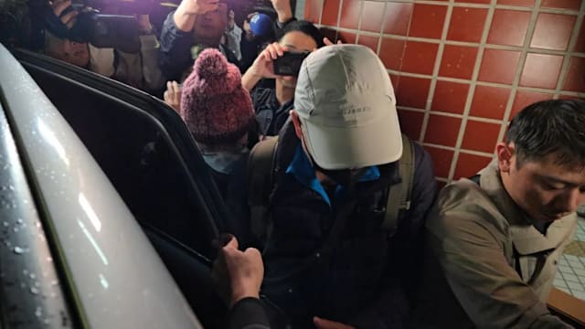 警方搜查嫌犯老家带回三物 父母首发声：已两年未见儿子