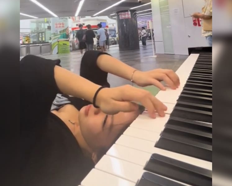 #trending: Music student wows netizens by playing Orchard MRT piano upside down using 'muscle memory'