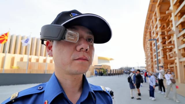 酷似《龙珠》战力探测器 世博保安头戴显示器走红