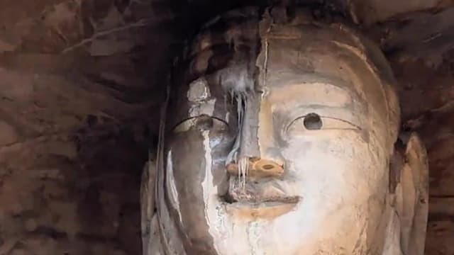 中国石窟大佛“流鼻涕” 景区：因雨水渗入山体所致