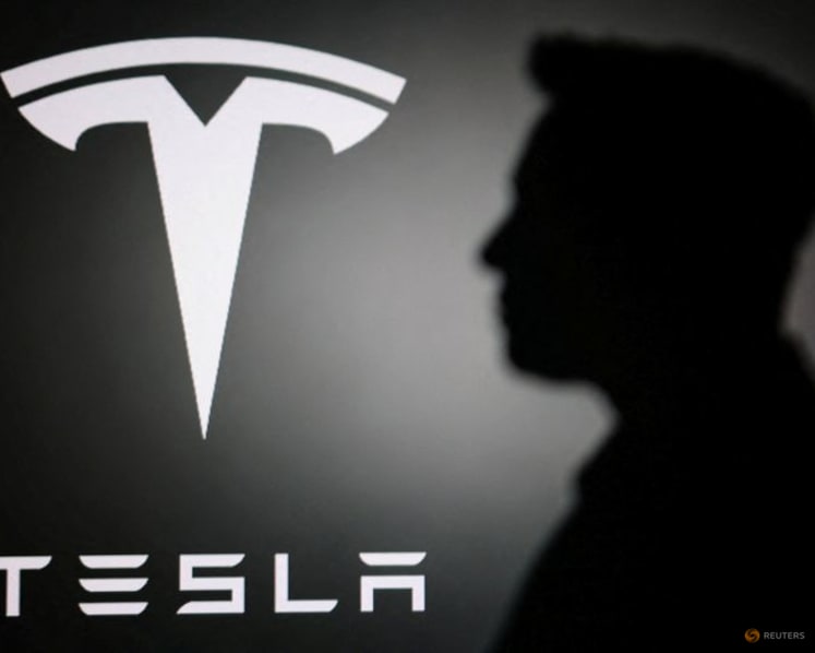 SpaceX investors, ahead of results, press Musk on Tesla merger