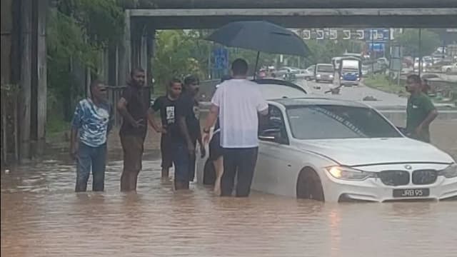 柔佛豪雨不断 新山居銮开始严重积水