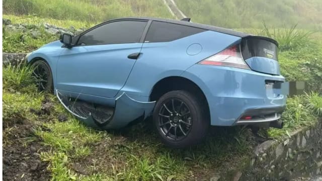 云顶发生飙车事故  轿车失控冲出马路险翻车 
