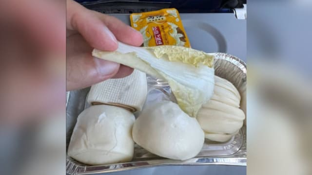 飞机餐四个馒头一片白菜 南航：这是中式点心