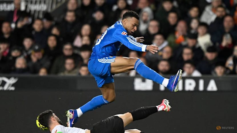 Real Madrid beat Valencia to stay on Barcelona's heels