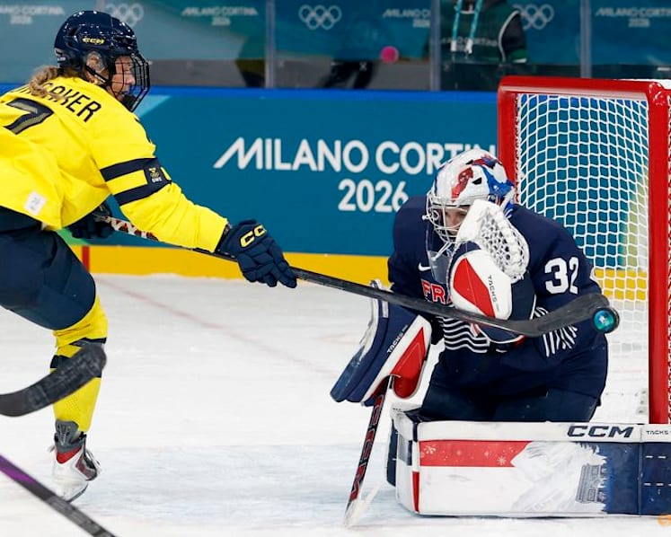 Ice hockey-Czechs get off the mark as Sweden sail into quarters