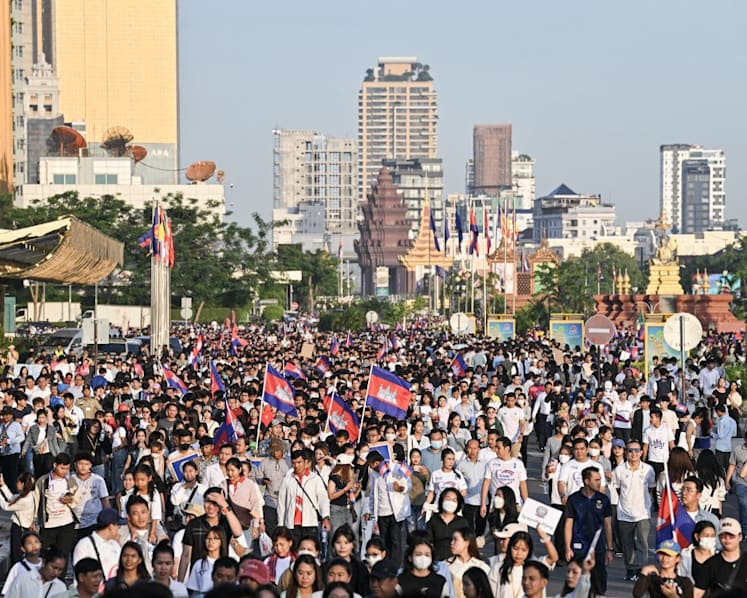 Cambodian government musters support from huge crowds in Thai border row