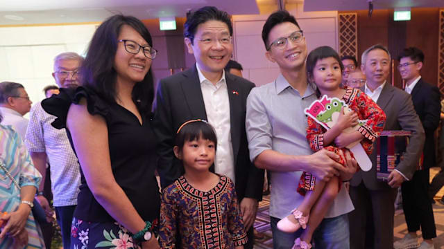 东帝汶也有新加坡社群  小妹妹穿新航制服喜见黄总理
