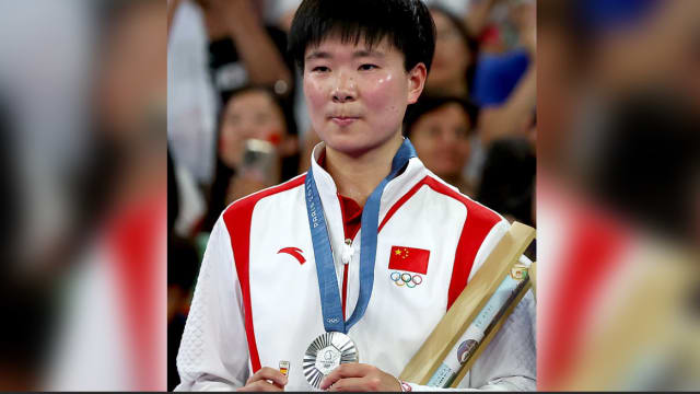 中国羽女将何冰娇带西班牙徽章上台 暖举获赞
