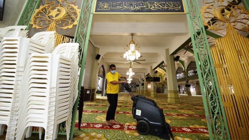 Kerja pembersihan masjid berjalan lancar; MUIS terus pertingkat usaha bendung COVID-19 dalam kalangan jemaah