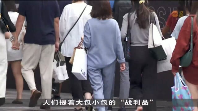圣诞节前周末买气旺 公众购物不忘戴口罩防疫