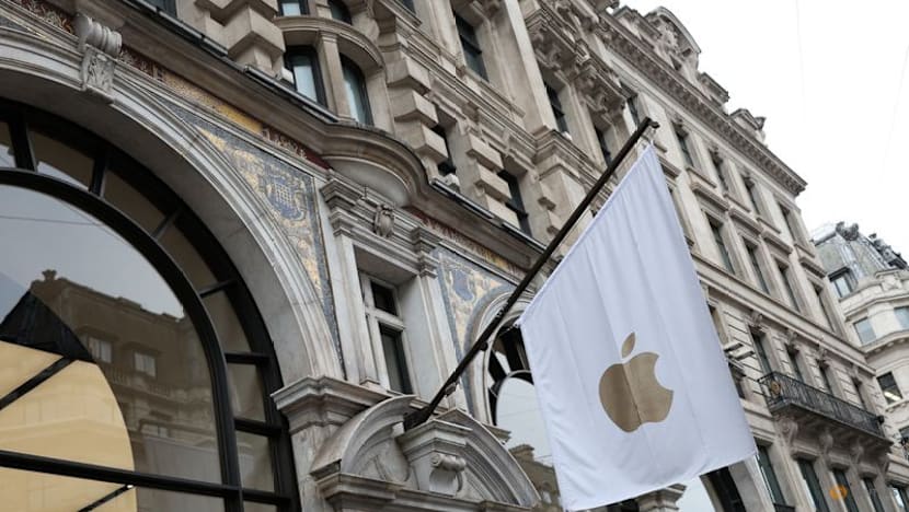 UK regulator considers opening Apple, Google app stores to rival payments