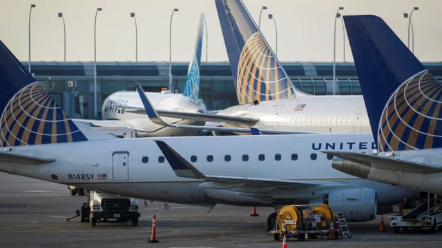 美国联合航空波音757客机 起飞时轮胎脱落