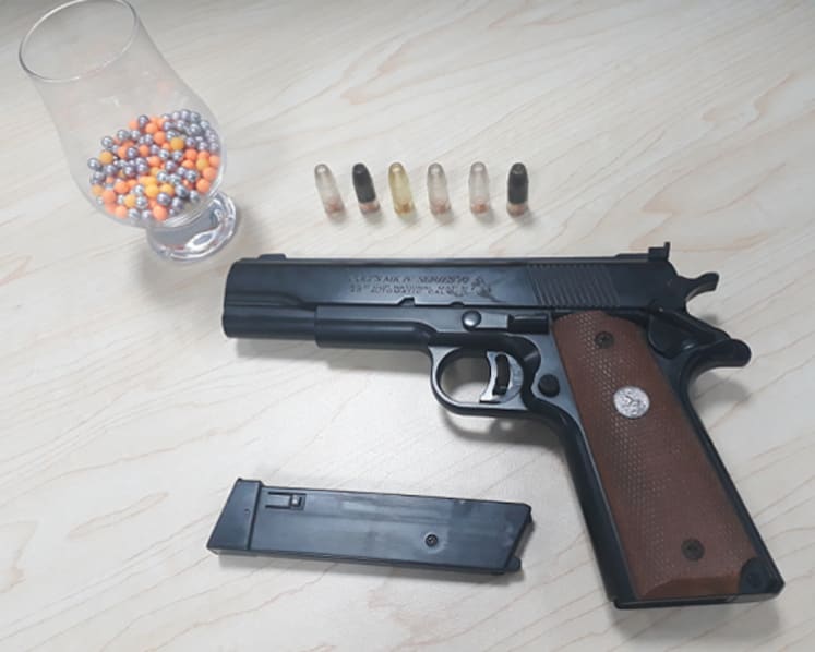 Man arrested for possessing airsoft guns