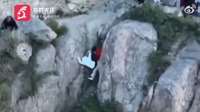 疑为抄近道翻越护栏 中国泰山两游客险坠崖