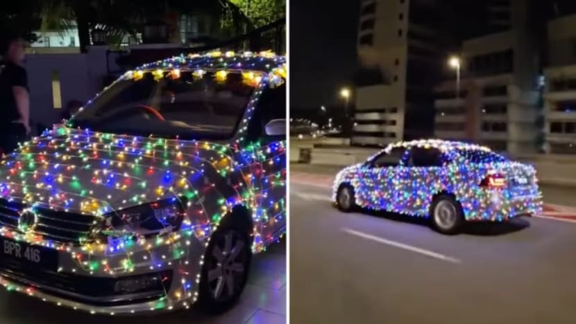 Wanita di Malaysia hidupkan suasana perayaan dengan hiasi kereta dengan lampu lap lip Wanita di Malaysia hidupkan suasana perayaan dengan hiasi kereta dengan lampu lap lip