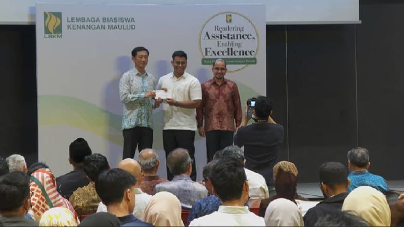 LBKM agih dermasiswa, biasiswa bernilai lebih S$1.8 juta 
