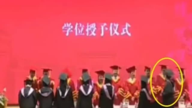 上海复旦大学毕业礼  网传台湾学生挥拳打老师警介入调查