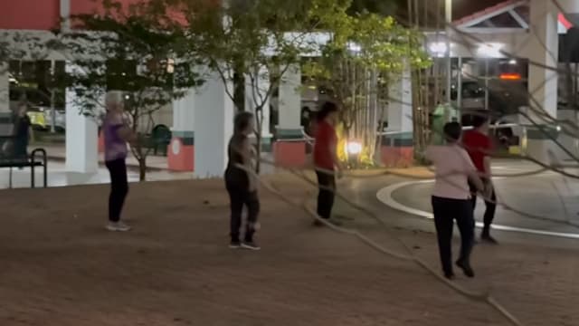 大妈晚上在组屋区跳广场舞 音乐声量惹居民不满