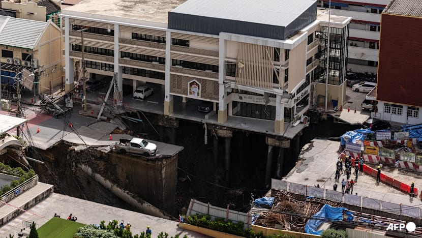 Massive sinkhole opens up outside Bangkok hospital