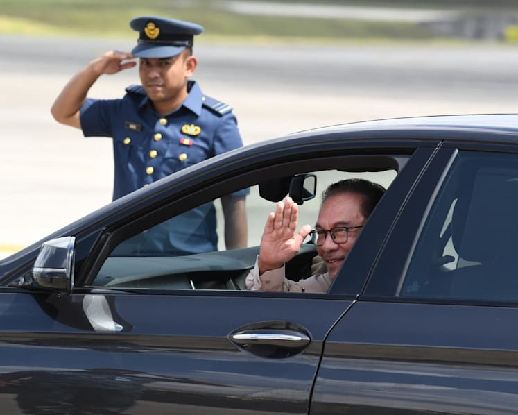 Brunei sultan surprises Malaysia PM Anwar by driving him to his official residence