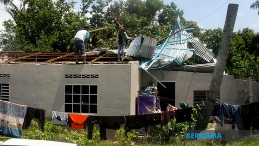 Bumbung rumah terbang, rosak dilanda ribut di Perak Bumbung rumah terbang, rosak dilanda ribut di Perak