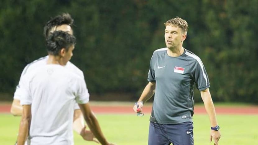 Langkah 'lepaskan' jurulatih ke Piala Dunia dipersoal setelah pasukan S'pura U-19 kalah teruk Langkah 'lepaskan' jurulatih ke Piala Dunia dipersoal setelah pasukan S'pura U-19 kalah teruk