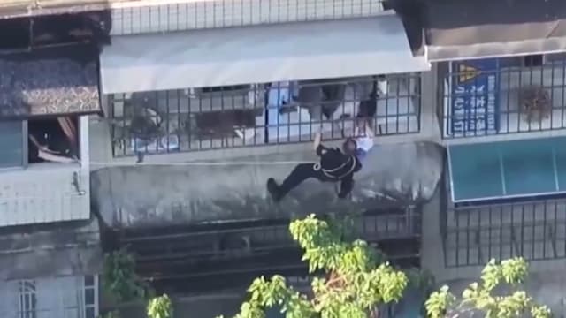 中国男童悬挂六楼窗外 辅警翻出窗台救援
