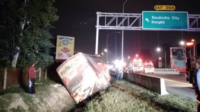 狮城出发长途巴士马国失控翻覆 外交部：向受影响国人提供领事协助