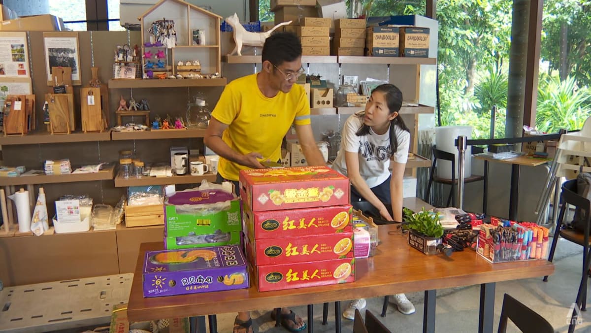 Social groups help to resell and give away leftover Chinese New Year festive foods 