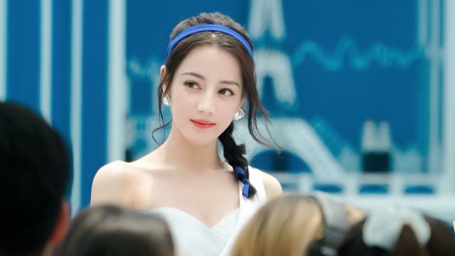 迪丽热巴现身成都街头　零修图照片流传网惊呼