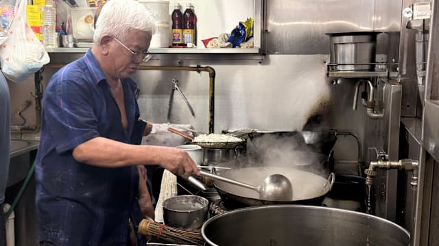 亚历山大村美食中心 用餐高峰时段油烟弥漫