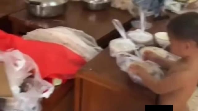 上班妈妈反锁三孩在家中 遍地屎尿 一天只吃一顿