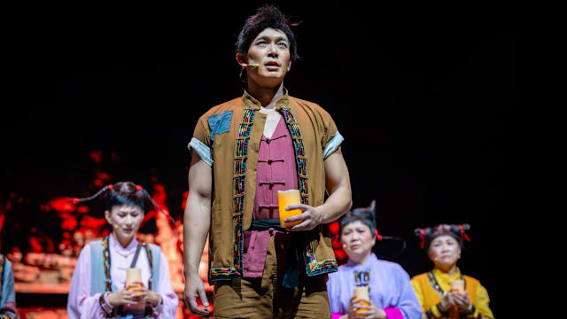 黄俊雄首演音乐剧直呼“上瘾”，李国煌临场接招、林佩芬女扮男装向儿子“偷师”！