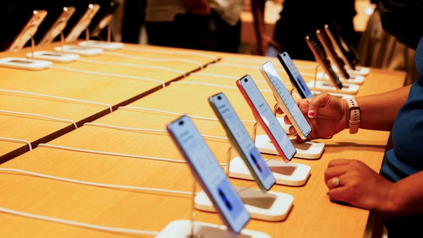 India removes import duty on some electronics, smartphone parts