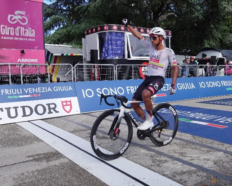 Narvaez strikes again with solo victory in gruelling Giro stage eight