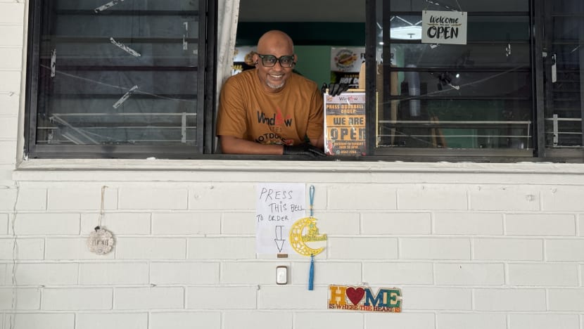  Peniaga roti 'hotdog' dari luar tingkap rumah Tampines diarah turunkan sepanduk, hilang pelanggan