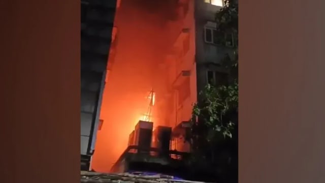 印度加尔各答一旅馆发生大火 至少15人死亡